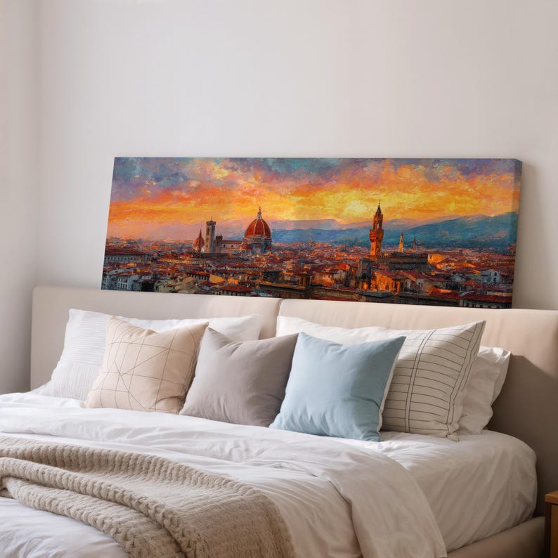 Pu&ograve; includere: Una stampa su tela panoramica raffigura un paesaggio urbano al tramonto. L'opera d'arte mostra un cielo vibrante con tonalit&agrave; arancioni, gialle e blu. La citt&agrave; presenta edifici importanti, tra cui una cattedrale con una grande cupola. La stampa &egrave; esposta sopra un letto con cuscini.