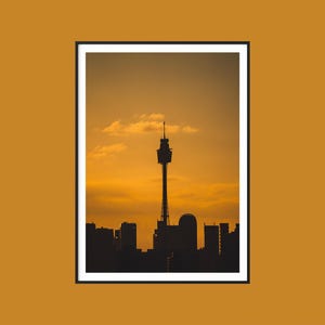 Impresión del atardecer en la Torre de Sídney: Paisaje urbano con cielo naranja, decoración para viajes a Australia