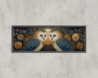 Op de afbeelding: Een ingelijste kunstdruk met twee uilen die tegenover elkaar staan. De uilen hebben witte gezichten, gouden ogen en blauwe en gouden vleugels. De achtergrond is donkerblauw met gouden accenten en het frame is donkergrijs.