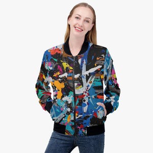 以下が含まれることがあります： 黒い襟、袖口、裾が付いたカラフルなボンバージャケット。 ジャケットは、青、オレンジ、ピンク、黄色、白のペイントのスプラッシュを備えた鮮やかな抽象的なデザインが特徴です。 フロントジッパーと2つのポケットが付いています。