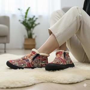 Peut inclure: Une paire de bottines colorées à motifs avec une semelle noire et une doublure en fausse fourrure. Les bottines présentent un motif patchwork dans les tons de rouge, orange et marron. Confort et chaleur.