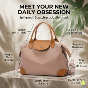 Puede incluir: Un bolso tote color rubor con detalles de cuero marr&oacute;n y herrajes plateados. El bolso tiene un asa de 13 cm, una altura de 22 cm, un ancho de 30 cm y una profundidad de 12,5 cm. Incluye una correa para el hombro de 116 cm. El texto dice "MEET YOUR NEW DAILY OBSESSION".