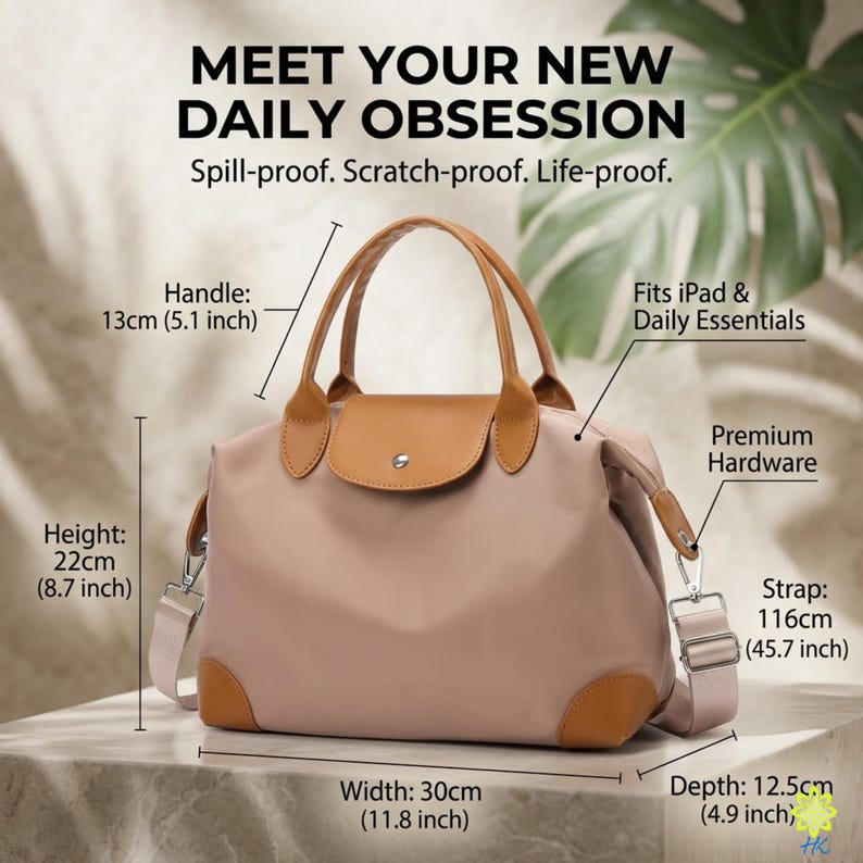 Puede incluir: Un bolso tote color rubor con detalles de cuero marr&oacute;n y herrajes plateados. El bolso tiene un asa de 13 cm, una altura de 22 cm, un ancho de 30 cm y una profundidad de 12,5 cm. Incluye una correa para el hombro de 116 cm. El texto dice "MEET YOUR NEW DAILY OBSESSION".