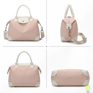 Puede incluir: Un bolso rosa p&aacute;lido con detalles blancos. El bolso tiene un asa superior, una correa de hombro desmontable y ribetes blancos en las esquinas y la solapa. El bolso se muestra desde m&uacute;ltiples &aacute;ngulos.