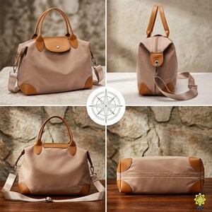 Puede incluir: Un bolso de viaje beige con detalles en cuero marr&oacute;n. El bolso tiene un asa superior, una correa para el hombro y un cierre de solapa. Las esquinas y el asa son de cuero marr&oacute;n. El bolso se muestra desde m&uacute;ltiples &aacute;ngulos.