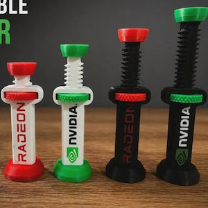 Puede incluir: Cuatro soportes ajustables para tarjetas GPU en rojo, blanco, verde y negro. Los soportes tienen un diseño de tornillo para ajustar la altura y presentan las marcas RADEON y NVIDIA. La imagen también incluye el texto "ADJUSTABLE HOLDER FOR GPU CARD".