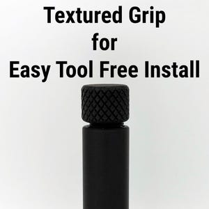Puede incluir: Herramienta negra con agarre texturizado y el texto "Textured Grip for Easy Tool Free Install" en negro. La herramienta tiene un cuerpo cil&iacute;ndrico y una parte superior con patr&oacute;n de diamantes.