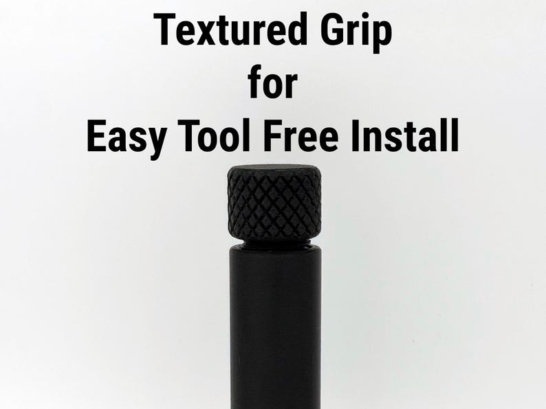 Puede incluir: Herramienta negra con agarre texturizado y el texto "Textured Grip for Easy Tool Free Install" en negro. La herramienta tiene un cuerpo cil&iacute;ndrico y una parte superior con patr&oacute;n de diamantes.