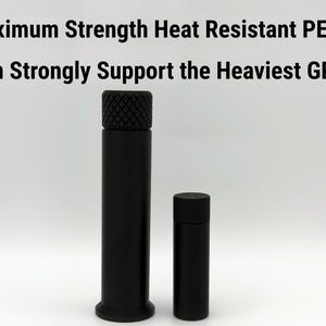 Puede incluir: Dos objetos cil&iacute;ndricos negros con tapas texturizadas sobre un fondo blanco. El m&aacute;s alto mide unos 15 cm de alto, el m&aacute;s corto unos 5 cm. El texto en la parte superior dice: "Maximum Strength Heat Resistant PETG. Can Strongly Support the Heaviest GPUs."