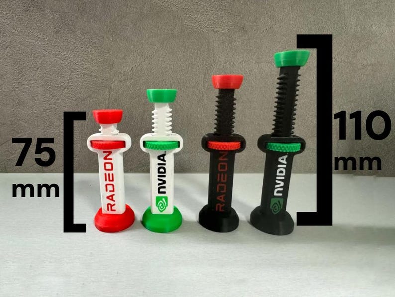 Pode incluir: Quatro objetos impressos em 3D, semelhantes a seringas, com alturas vari&aacute;veis. O maior tem 11 cm, o menor 7,5 cm. Cada um tem um &ecirc;mbolo e uma base coloridos, com o texto "RADEON" ou "NVIDIA". As cores incluem vermelho, branco, verde e preto.