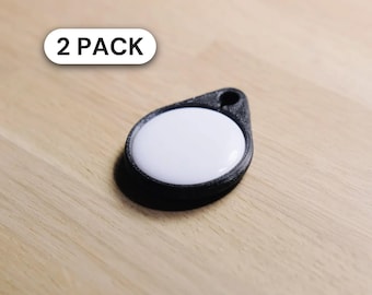 Paquete de 2 llaveros AirTag: Funda delgada y segura para llaves AirTag, acceso a la batería sin necesidad de quitarla, incluye anillas metálicas para llaves.