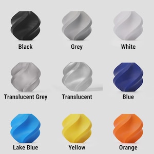 K&ouml;nnte beinhalten: Eine Sammlung von neun dekorativen, abstrakten, kugelf&ouml;rmigen Objekten in verschiedenen Farben. Farben sind Schwarz, Grau, Wei&szlig;, transluzentes Grau, transluzent, Blau, Seeblau, Gelb und Orange. Jedes Objekt hat ein Spiraldesign.