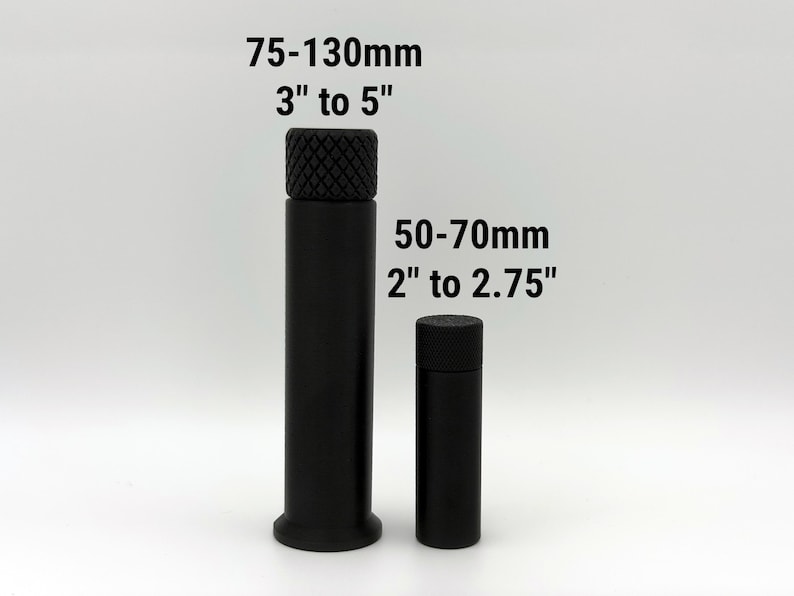 Puede incluir: Dos objetos cil&iacute;ndricos negros con tapas texturizadas sobre fondo blanco. El m&aacute;s alto mide 75-130mm, y el m&aacute;s bajo 50-70mm de altura. La imagen incluye texto con las medidas en pulgadas y mil&iacute;metros.