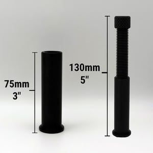 Puede incluir: Se muestran dos objetos cil&iacute;ndricos negros sobre un fondo blanco. Uno mide 75 mm de alto, el otro 130 mm de alto y tiene una parte superior roscada. Ambos se utilizan para ajustar la altura.