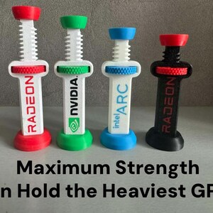 Pode incluir: Quatro suportes de GPU em vermelho, verde, azul e preto. Cada suporte tem uma base e um topo em uma cor contrastante, com o nome da marca impresso no corpo branco. O texto na parte inferior diz "Maximum Strength Can Hold the Heaviest GPUs."