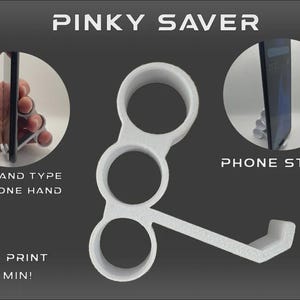 Puede incluir: Un accesorio de tel&eacute;fono blanco impreso en 3D con tres orificios circulares para los dedos y un brazo de soporte. Se muestra el texto "PINKY SAVER" y "PHONE STAND". La imagen muestra c&oacute;mo sujetar y escribir con una mano.