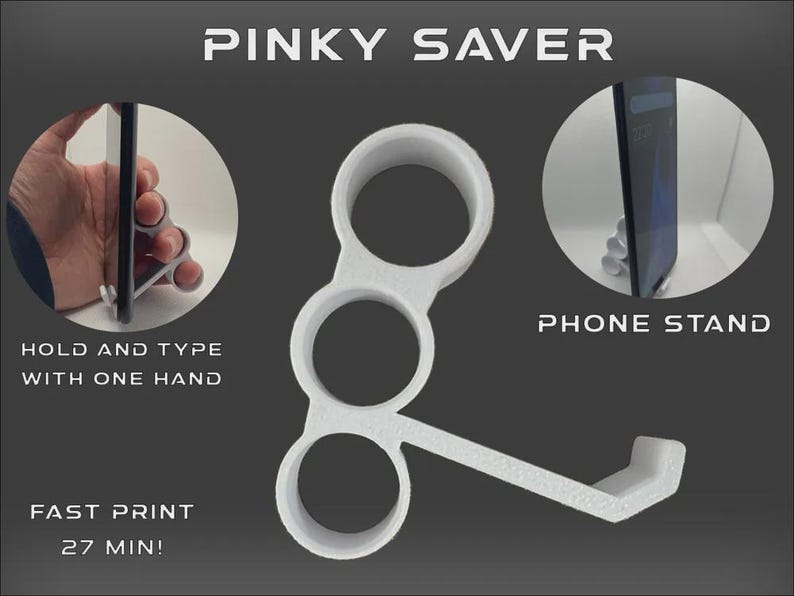 Puede incluir: Un accesorio de tel&eacute;fono blanco impreso en 3D con tres orificios circulares para los dedos y un brazo de soporte. Se muestra el texto "PINKY SAVER" y "PHONE STAND". La imagen muestra c&oacute;mo sujetar y escribir con una mano.