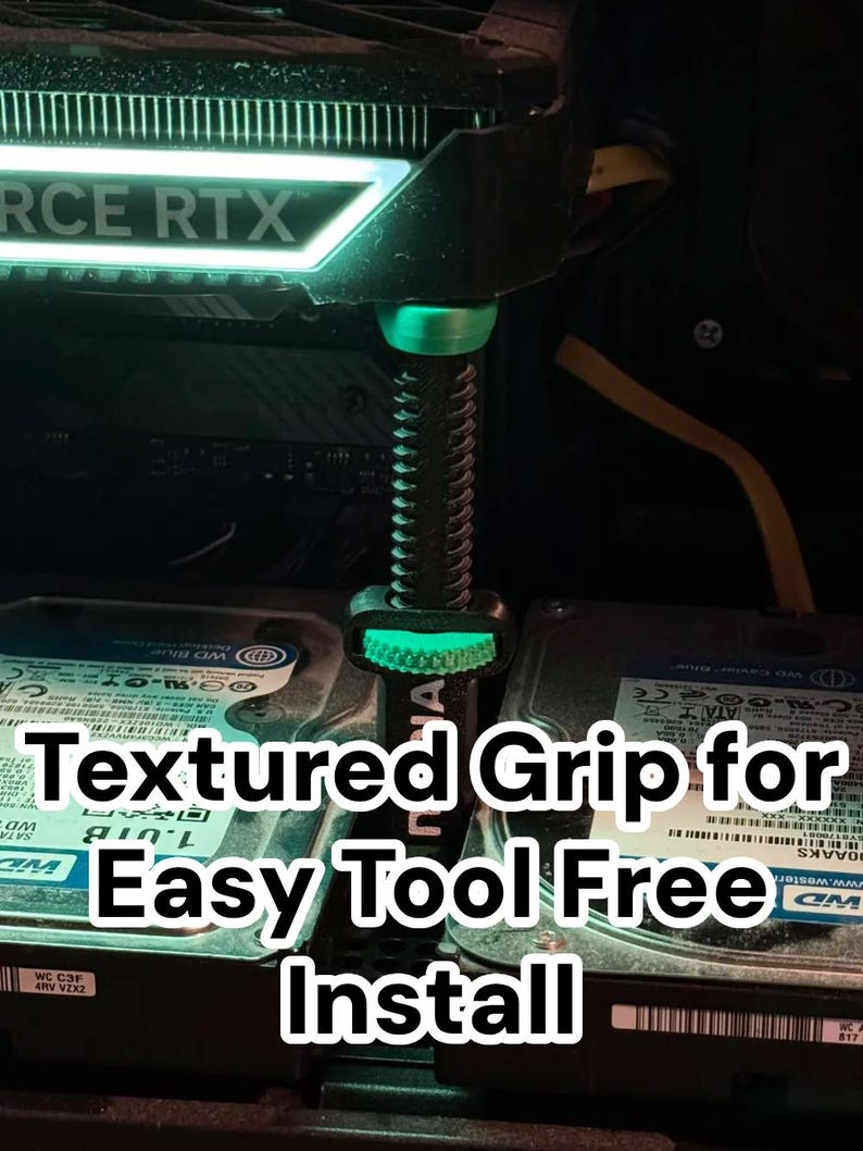Pode incluir: Uma imagem em close-up de um componente de computador com uma pega texturizada iluminada em verde. O texto "TEXTURED GRIP FOR EASY TOOL FREE INSTALL" &eacute; exibido em branco. O componente est&aacute; instalado perto de discos r&iacute;gidos.