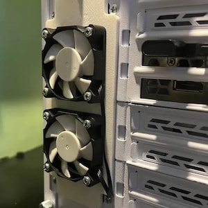 Cubierta con ventilador para minicaja de discos duros Lian Li O11 Dynamic: Soporte para dos ventiladores de 40 mm o 50 mm, reduce la temperatura del disco duro hasta 10 °C. imagen 1