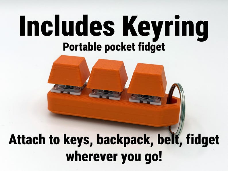 K&ouml;nnte beinhalten: Orangenes, tragbares Taschen-Fidget mit drei quadratischen Tasten und einem Schl&uuml;sselring. Der Text auf dem Bild lautet "Includes Keyring" und "Attach to keys, backpack, belt, fidget wherever you go!"