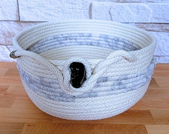 Cesta de cuerda en espiral con ágata del lago Superior – Gris medio. Colección Coastal Calm de Fiber Art.