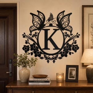 Targa da parete in metallo personalizzata con monogramma, targa iniziale per la casa con farfalle e fiori, decorazione personalizzata con lettere, fiori e farfalle, insegna d'ingresso con farfalle