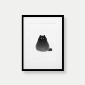 Puede incluir: Un dibujo en blanco y negro de un gato sentado en un marco negro. El gato está mirando hacia adelante con los ojos cerrados. El dibujo está sobre papel blanco.
