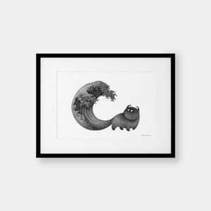 Pode incluir: Uma ilustração em preto e branco de um gato de pé ao lado de uma grande onda, que se assemelha à Grande Onda de Kanagawa. A onda está encurvada em forma de 'C', e o gato está olhando para a onda.