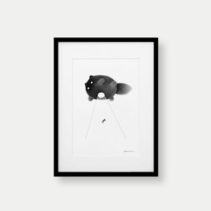 Puede incluir: Un dibujo en blanco y negro de un animal redondo y de dibujos animados con una mancha blanca en el vientre, volando con cuerdas atadas a su cuerpo. Un animal más pequeño, negro y de dibujos animados, vuela debajo.