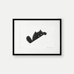 Puede incluir: Una ilustraci&oacute;n en blanco y negro de un gato asom&aacute;ndose por una esquina. El gato tiene ojos grandes y redondos y una expresi&oacute;n juguetona. La obra de arte est&aacute; firmada "Ramona 2021" y numerada "1/100".