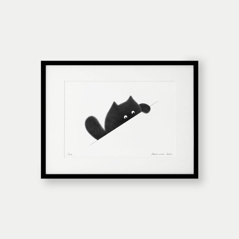 Puede incluir: Una ilustraci&oacute;n en blanco y negro de un gato asom&aacute;ndose por una esquina. El gato tiene ojos grandes y redondos y una expresi&oacute;n juguetona. La obra de arte est&aacute; firmada "Ramona 2021" y numerada "1/100".