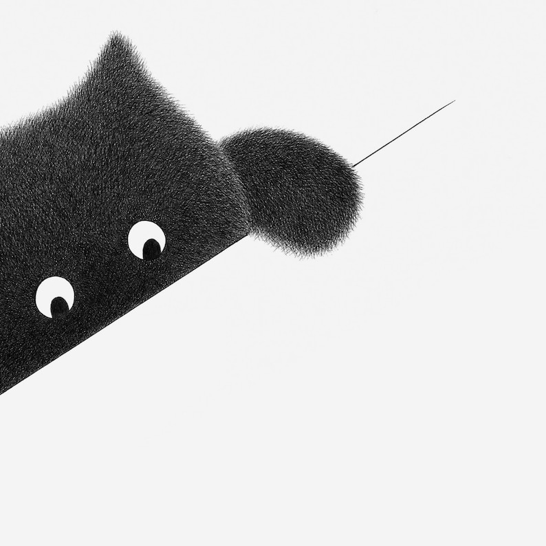 Puede incluir: Un gato negro con ojos blancos asoma por una esquina, con su cola esponjosa arrastr&aacute;ndose detr&aacute;s.