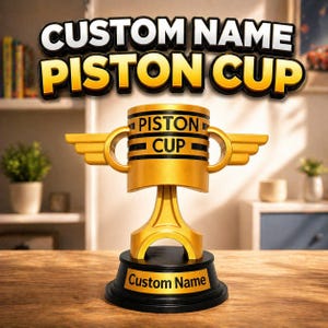 Peut inclure: Un trophée Piston Cup doré avec des détails noirs et des poignées en forme d'ailes. Le trophée repose sur une base noire avec l'inscription "Custom Name" en or. Les mots "Custom Name Piston Cup" sont affichés au-dessus.