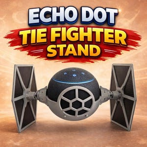 Puede incluir: Un soporte Echo Dot Tie Fighter. El soporte es gris y negro, diseñado para parecerse a un caza TIE de Star Wars. El texto "ECHO DOT TIE FIGHTER STAND" se muestra encima del soporte en una fuente estilizada.
