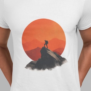 Hiker T-Shirt - Vintage Hiking Mountaineer Design | Nature & Adventure Round Motif | Outdoor Vacation Gift for Hiking Enthusiasts