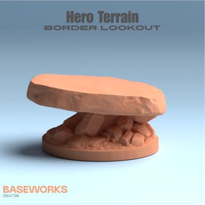 Könnte beinhalten: Ein hellbraunes, 3D-gedrucktes Geländestück für Tabletop-Spiele. Das Stück zeigt eine flache, erhöhte Plattform, die von einer Ansammlung von Felsen und einer kreisförmigen Basis getragen wird. Der Text "Hero Terrain Border Lookout" ist sichtbar.