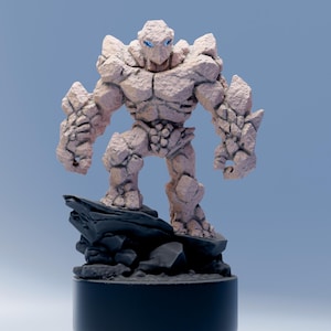 Könnte beinhalten: Hellbraune Stein-Golem-Figur mit blauen Augen, stehend auf einem schwarzen Felsensockel. Der Text "Monster STONE GOLEM" befindet sich darüber. Die Figur steht auf einem schwarzen zylindrischen Ständer. Unten steht "Miniforge Workshop CREATION".