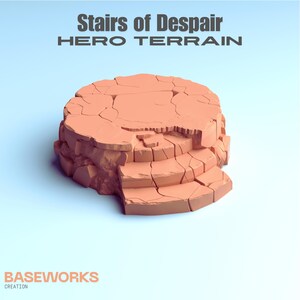 Könnte beinhalten: Ein 3D-gerendertes, korallenfarbenes Geländestück mit dem Text "Stairs of Despair HERO TERRAIN" und "BASEWORKS CREATION". Das Gelände zeigt eine zerbrochene, kreisförmige Plattform mit einer Treppe nach unten. Der Hintergrund ist ein Farbverlauf von Hellblau.