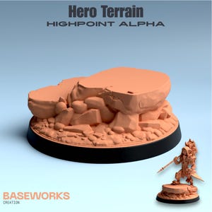 Könnte beinhalten: Ein 3D-gedrucktes Hero Terrain-Modell in hellorange Farbe mit einem felsigen Landschaftsdesign. Die Basis ist schwarz. Der Text "Hero Terrain HIGHPOINT ALPHA" und "BASEWORKS CREATION" sind sichtbar.