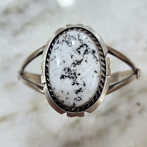 Brazalete Navajo de Plata de Ley 925 con Búfalo Blanco de Augustine Largo
