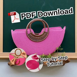 Op de afbeelding: Een felroze draagtas met een geweven textuur en een bruine houten handgreep. De tas heeft een afgeronde vorm en wordt gepresenteerd met een "PDF Download"-afbeelding en een "Step by Step Tutorial"-afbeelding.
