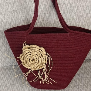 Gehäkelte weinrote Einkaufstasche aus Kordel mit gehäkelter Blume aus Bast - gewebte Boho Chic Tasche für jeden Tag
