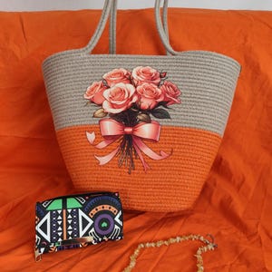 Maschinengenähtes Handtaschen-Set aus Kordelseil, Blumendesign, Orangefarbene Tragetasche mit ethnischer Geldbörse und Armband aus Naturstein, handgefertigtes Geschenk für Sie