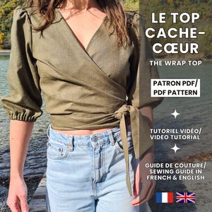 May include: An olive green wrap top with three-quarter length puff sleeves and a side tie closure, paired with light blue denim jeans. Text on the image reads: LE TOP CACHE-CŒUR, THE WRAP TOP, PATRON PDF/PDF PATTERN, TUTORIEL VIDÉO/VIDEO TUTORIAL.