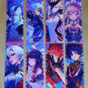 Puede incluir: Ocho marcadores rectangulares con ilustraciones de personajes de estilo anime. Cada marcador muestra un personaje diferente con peinados, ropa y paletas de colores únicos, incluyendo tonos de azul, rojo y morado. Los fondos tienen diseños de estrellas y brillos.