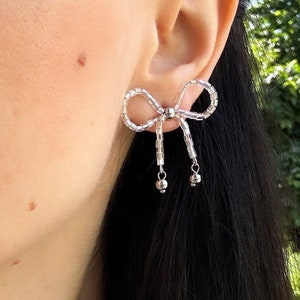 Bogen Ohrringe, Silber Perlen Ohrringe, Silber Bogen Ohrstecker, Zierliche Ohrstecker, Bogen Schmuck, Geschenk für sie, Bogen Ohrstecker, Knoten Ohrringe Silber