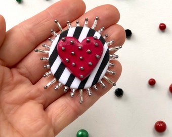 Broche coeur, broche coeur d’amour, broche coeur rayé, broche rayée noir et blanc