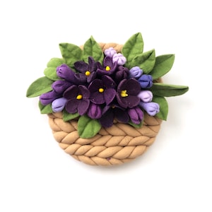 Broche fleur lilas, broche florale, broche fleur en argile, broche fleur miniature, broche panier de fleurs, broche panier floral avec fleur