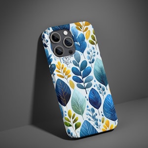 Op de afbeelding: Een witte telefoonhoes met een aquarelontwerp van blauwe, gele en groene bladeren. De bladeren variëren in vorm en grootte en vormen een botanisch patroon. De hoes heeft een glanzende afwerking en een camera-uitsparing.