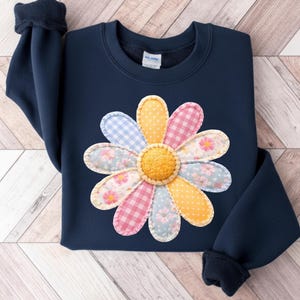 Puede incluir: Una taza de cerámica blanca con un asa negra y el texto "But First, Coffee" en negro, en negrita. La taza está sobre una superficie blanca.